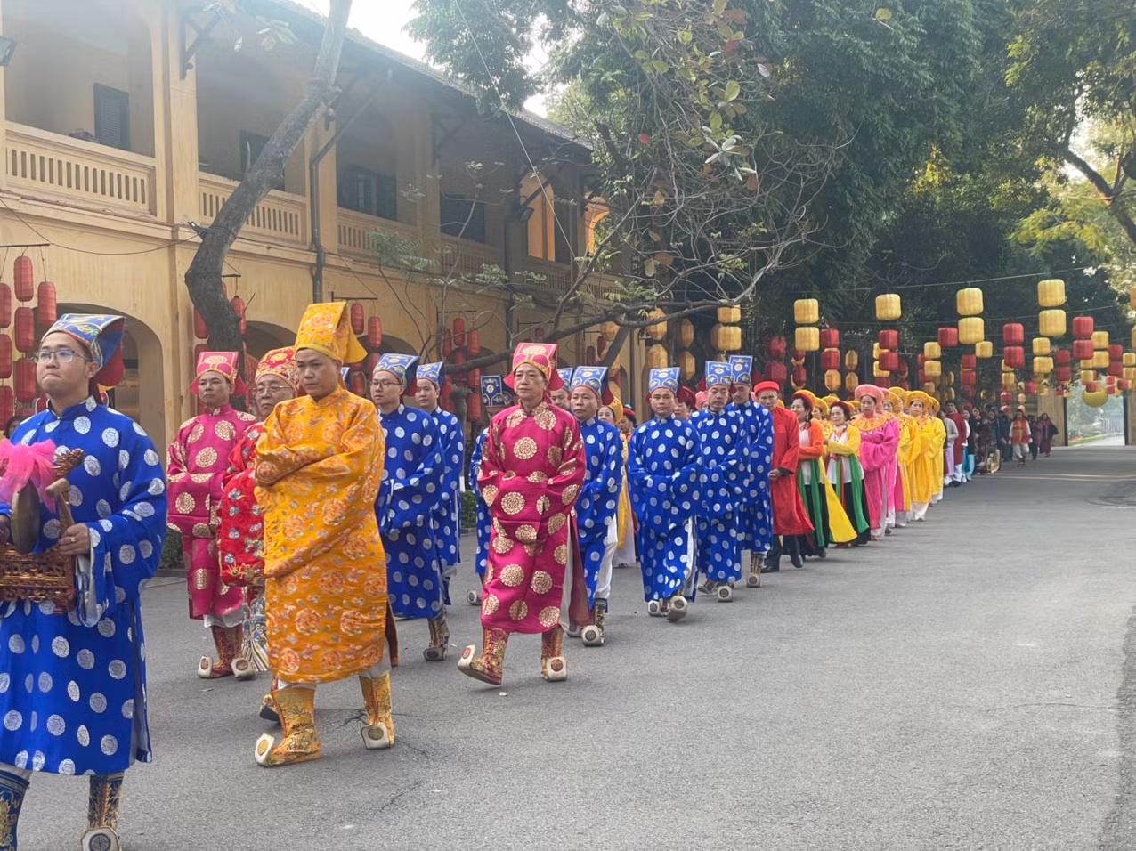 Đoàn rước lễ vật dâng lên các tiên đế tại Hoàng thành Thăng Long.