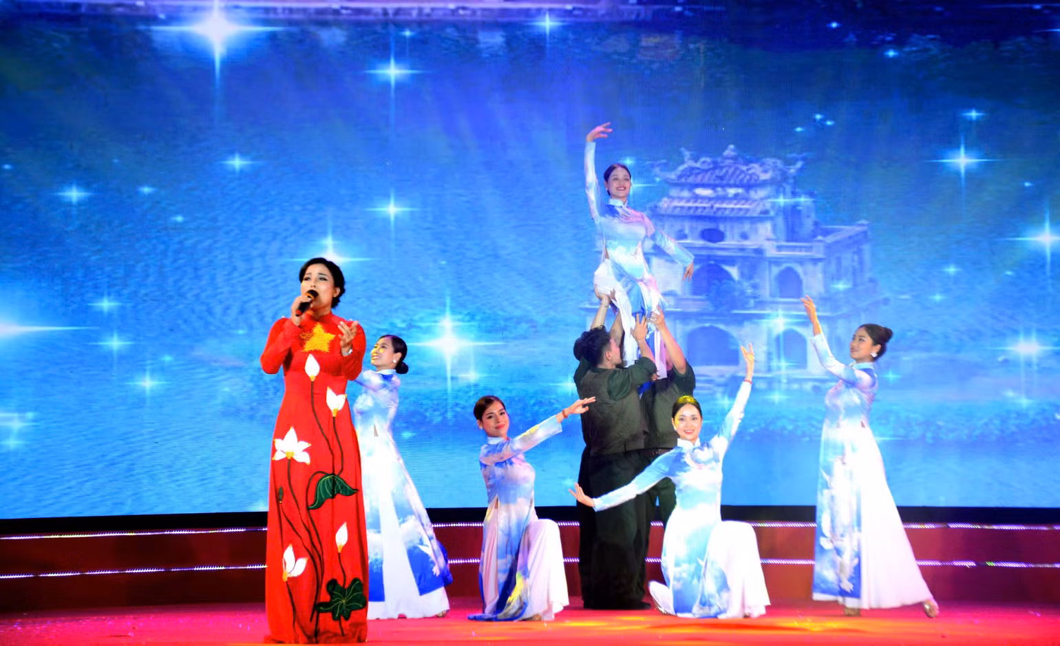 Bài hát "Người Hà Nội" do đội văn nghệ huyện Đông Anh thể hiện. Bài hát "Người Hà Nội" do đội văn nghệ huyện Đông Anh thể hiện.