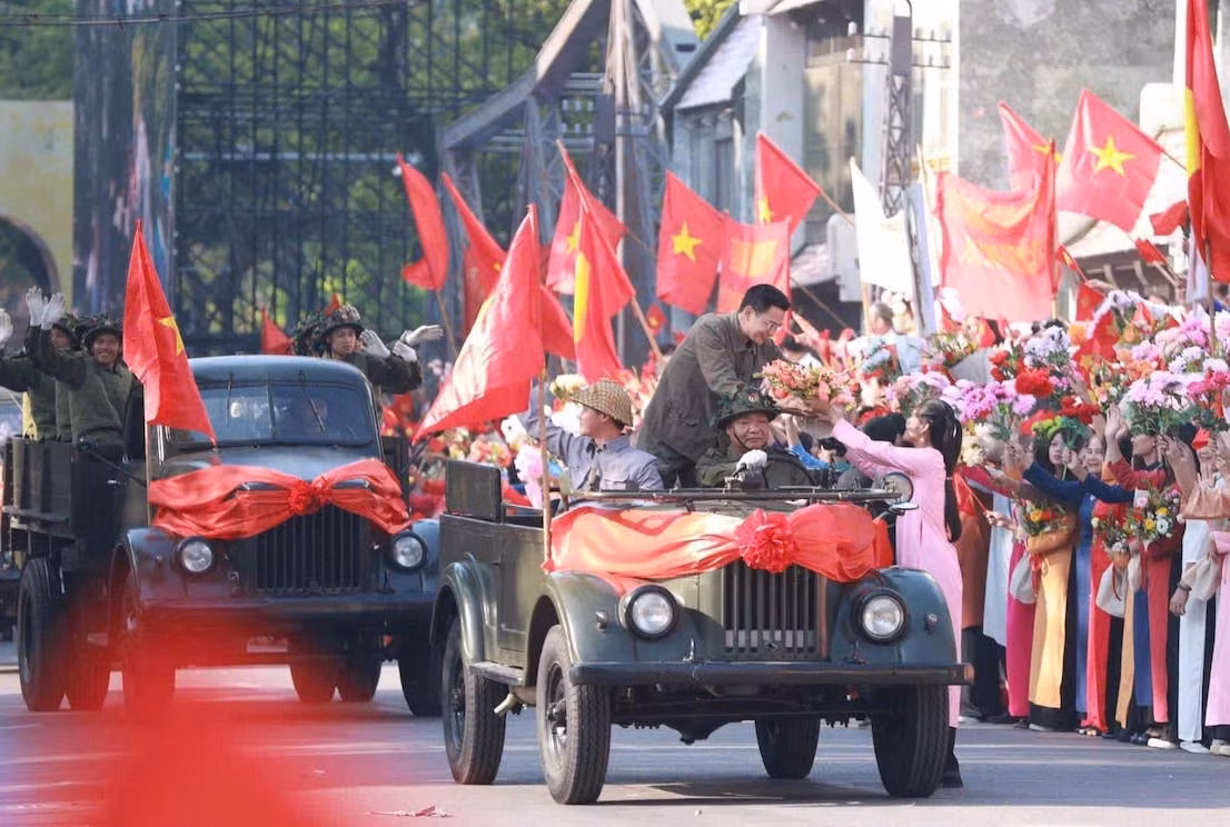 Những hình ảnh về đoàn quân trở về Giải phóng Thủ đô gây xúc động lòng người. Những hình ảnh về đoàn quân trở về Giải phóng Thủ đô gây xúc động lòng người.