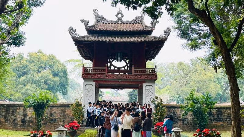 Di tích Văn Miếu - Quốc Tử Giám mãi là hình ảnh đại diện cho tinh thần hiếu học của người Việt.