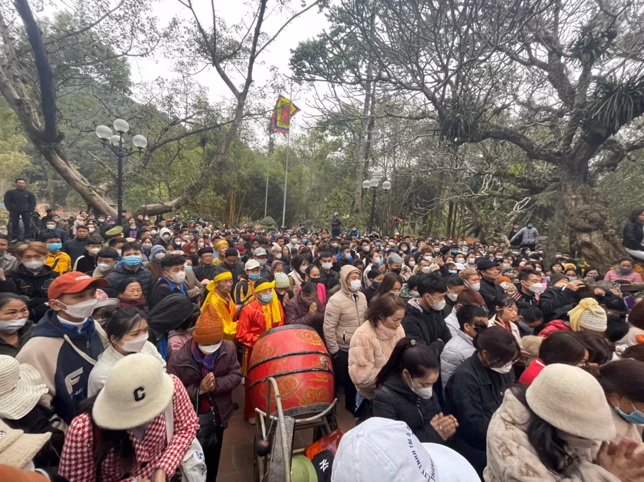 Lễ hội đền Sóc năm nay thu hút đông đảo khách thập phương.