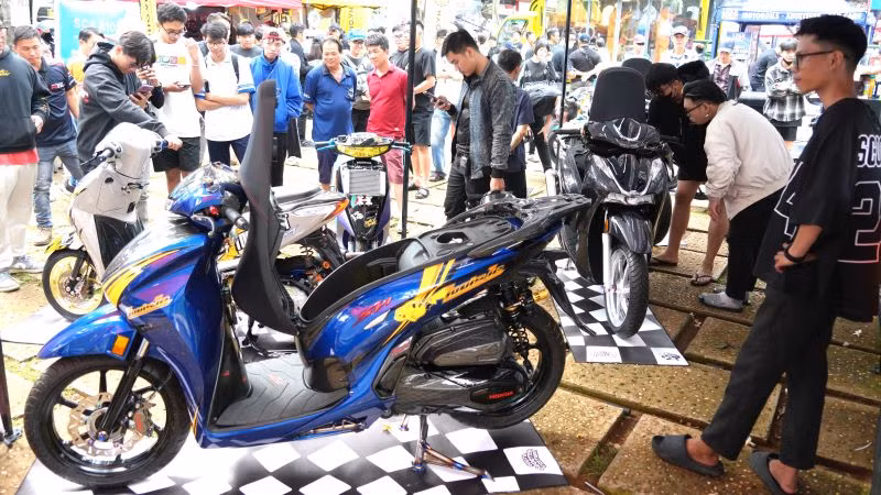 Khu chợ Bike thu hút nhiều du khách tham quan.