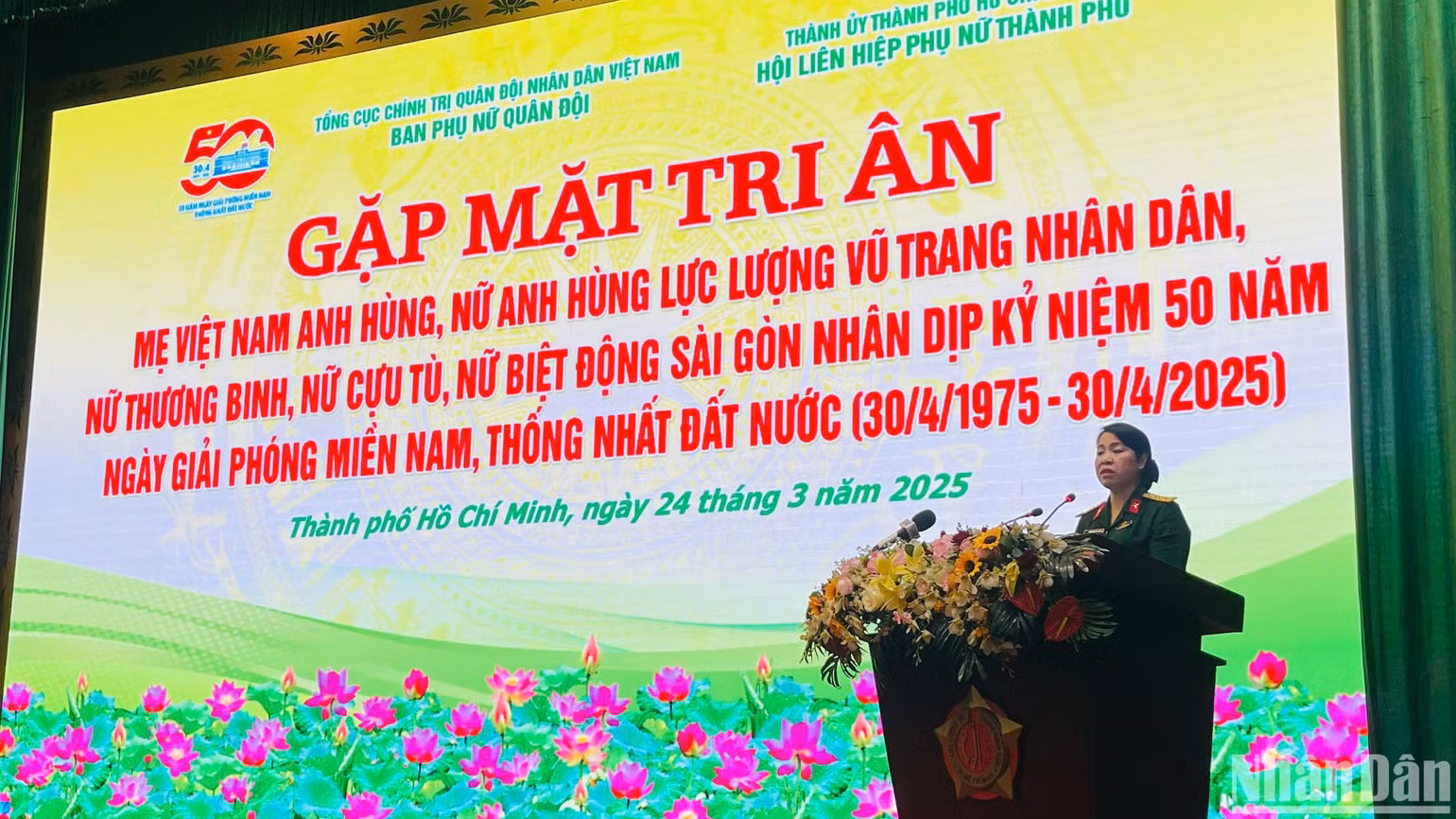 Đại tá Nguyễn Thị Thu Hiền, Ủy viên Ban Chấp hành Trung ương Hội Liên hiệp phụ nữ Việt Nam, Trưởng Ban Phụ nữ Quân đội phát biểu. (Ảnh: CHI MAI)