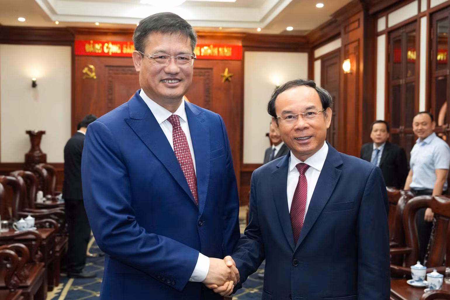 Bí thư Nguyễn Văn Nên ghi nhận sâu sắc những tình cảm và đóng góp của đồng chí Ngụy Hoa Tường. (ẢNH: CHI MAI)