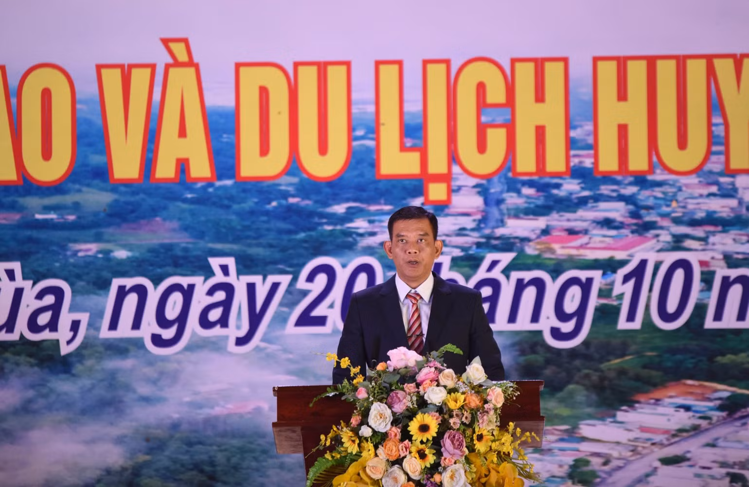 Trong bài phát biểu tại lễ khai mạc, ông Lường Tuấn Anh, Chủ tịch Ủy ban nhân dân huyện Tủa Chùa mong muốn được đón nhân dân, du khách về thăm, trải nghiệm các hoạt động văn hóa, thể thao tại Tủa Chùa. Trong bài phát biểu tại lễ khai mạc, ông Lường Tuấn Anh, Chủ tịch Ủy ban nhân dân huyện Tủa Chùa mong muốn được đón nhân dân, du khách về thăm, trải nghiệm các hoạt động văn hóa, thể thao tại Tủa Chùa.