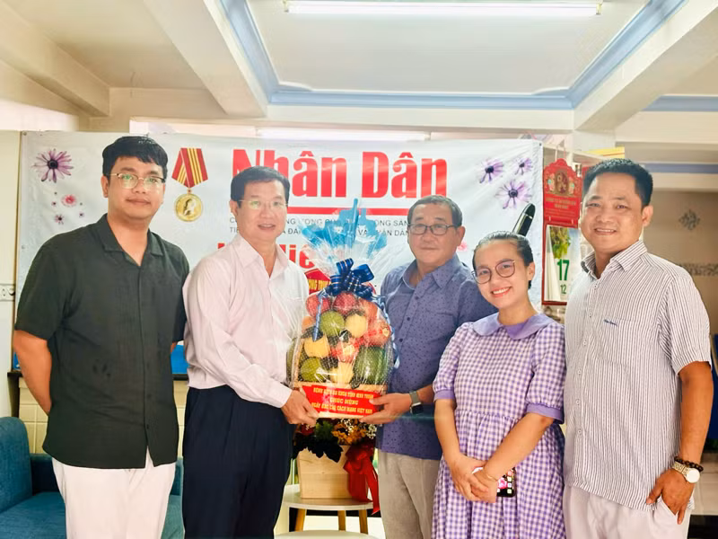 Lãnh đạo Bệnh viện đa khoa tỉnh Ninh Thuận chúc mừng Văn phòng đại diện Báo Nhân Dân tại Ninh Thuận.