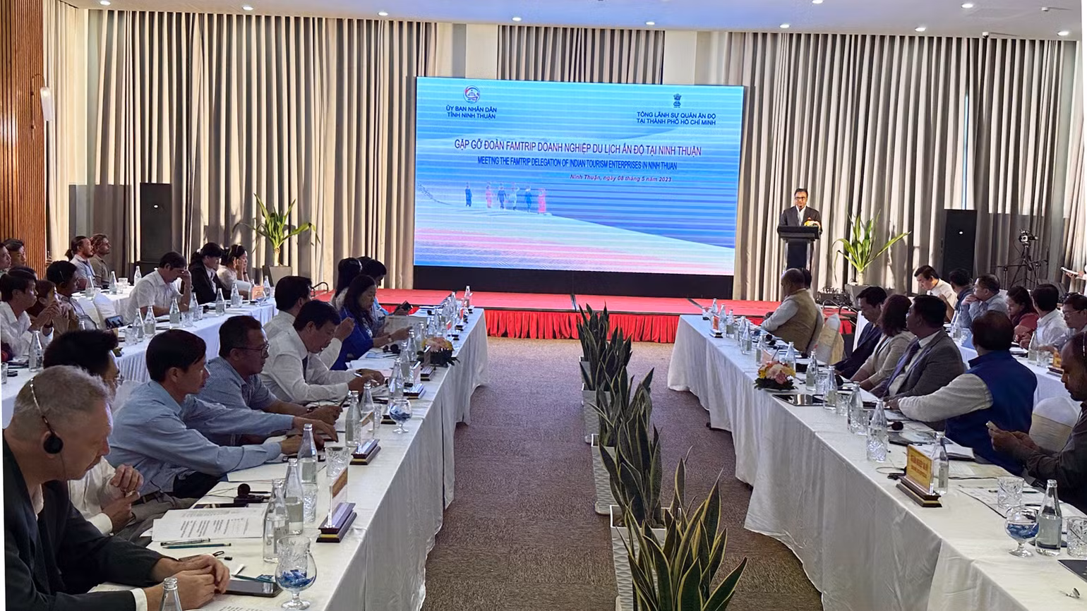 Quang cảnh buổi gặp gỡ. Quang cảnh buổi gặp gỡ.