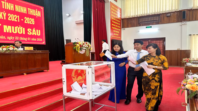 Các đại biểu bỏ phiếu bầu bổ sung chức danh Phó Chủ tịch Ủy ban nhân dân tỉnh Ninh Thuận, nhiệm kỳ 2021-2026. Các đại biểu bỏ phiếu bầu bổ sung chức danh Phó Chủ tịch Ủy ban nhân dân tỉnh Ninh Thuận, nhiệm kỳ 2021-2026.