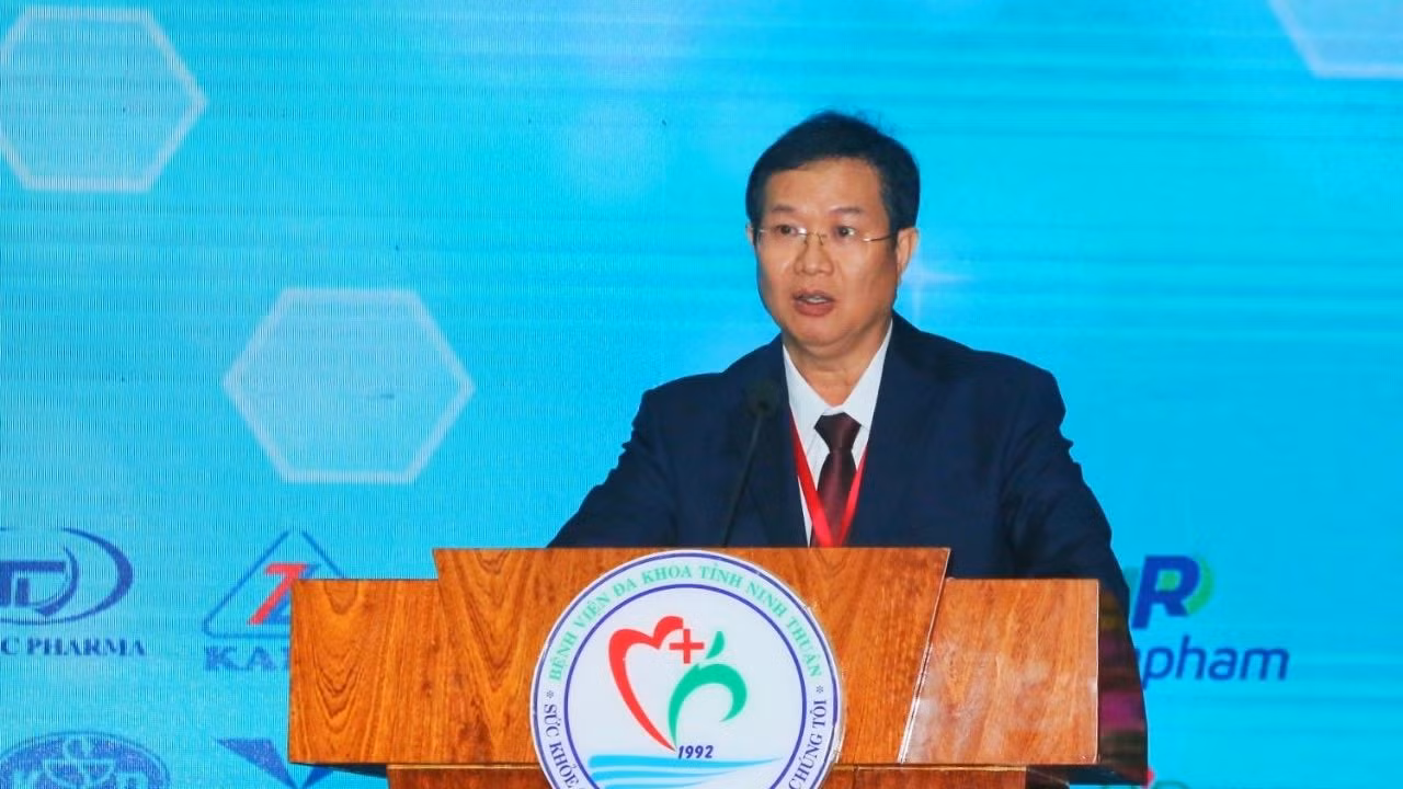 Giám đốc Bệnh viện đa khoa tỉnh Ninh Thuận Lê Huy Thạch phát biểu tại hội nghị. (Ảnh: NGUYỄN TRUNG)