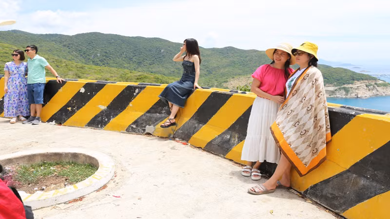 Du khách trải nghiệm, chụp ảnh lưu niệm trên cung đường ven biển ngang qua vịnh Vĩnh Hy Du khách trải nghiệm, chụp ảnh lưu niệm trên cung đường ven biển ngang qua vịnh Vĩnh Hy