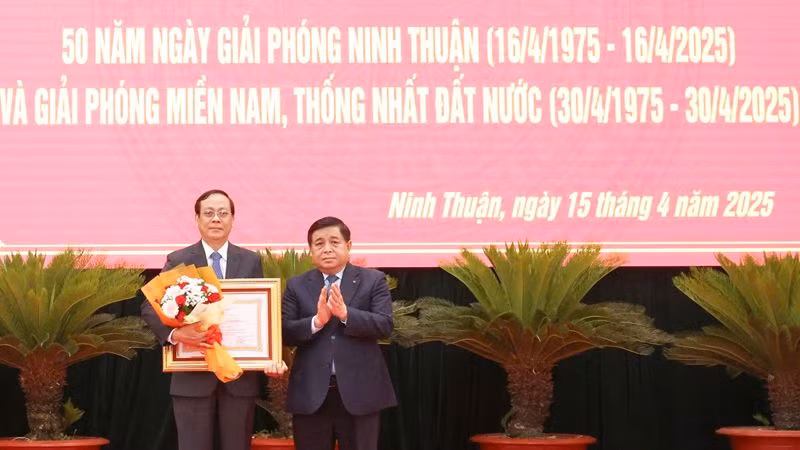 Phó Thủ tướng Chính phủ Nguyễn Chí Dũng trao Huân chương Lao động hạng Nhất của Chủ tịch nước tặng đồng chí Nguyễn Đức Thanh, Bí thư Tỉnh ủy Ninh Thuận.