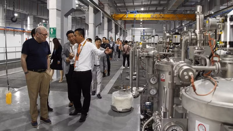 Các đại biểu tham quan dây chuyền sản xuất của nhà máy.