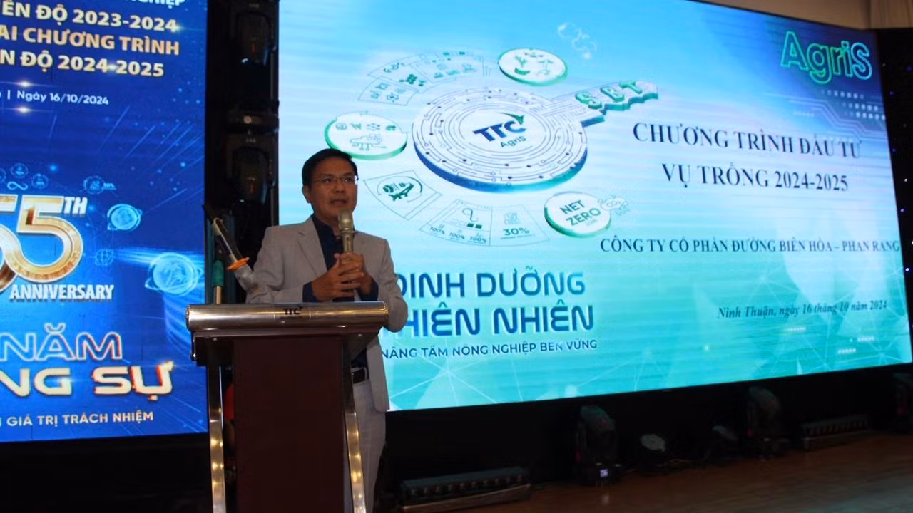 Lãnh đạo Công ty cổ phần Đường Biên Hòa-Phan Rang trình bày chương trình hỗ trợ và đầu tư cho nông dân Ninh Thuận triển khai mở rộng vùng sản xuất trong niên vụ 2024-2025. (Ảnh: NGUYỄN TRUNG) Lãnh đạo Công ty cổ phần Đường Biên Hòa-Phan Rang trình bày chương trình hỗ trợ và đầu tư cho nông dân Ninh Thuận triển khai mở rộng vùng sản xuất trong niên vụ 2024-2025. (Ảnh: NGUYỄN TRUNG)