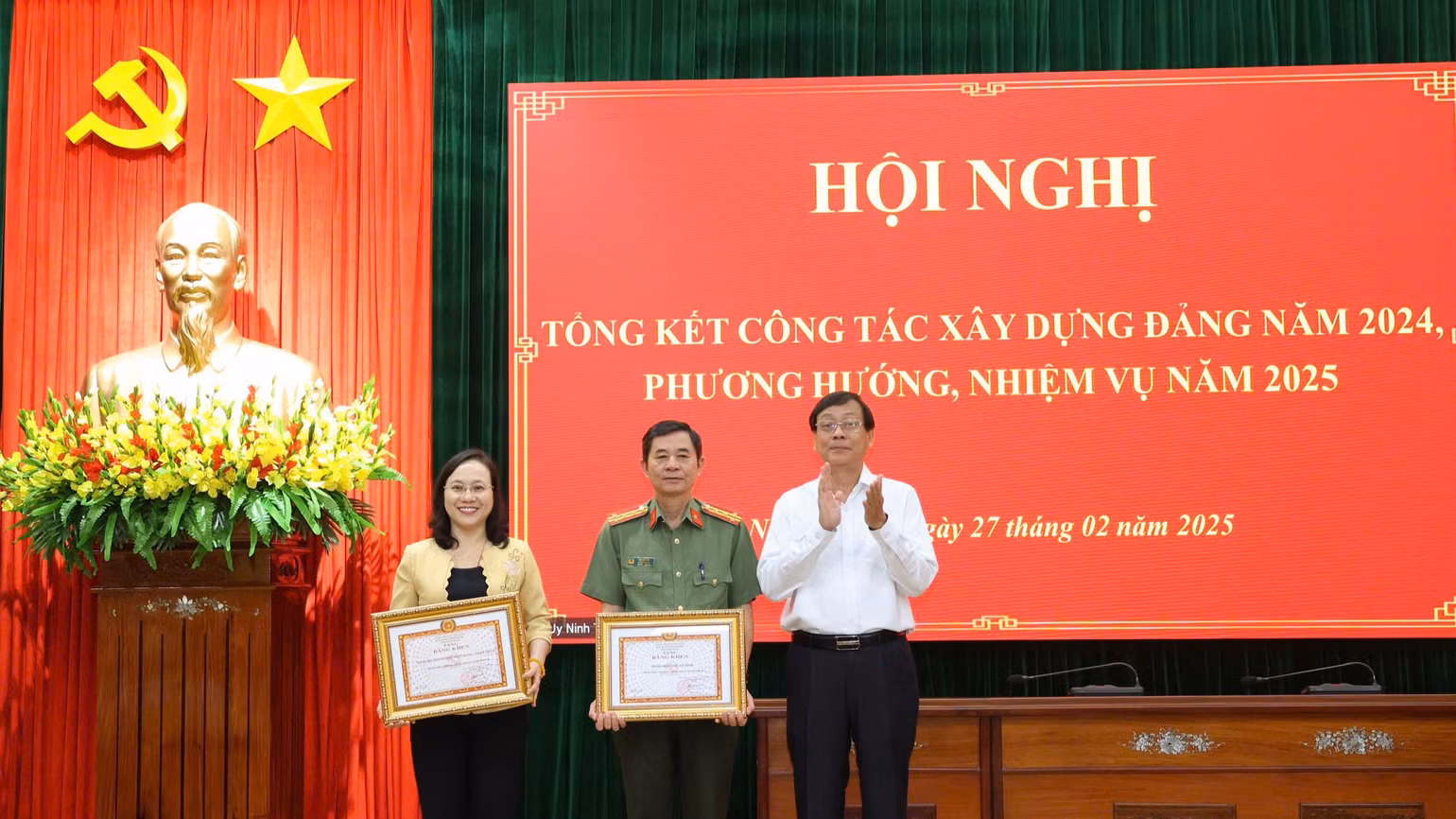 Bí thư Tỉnh ủy Ninh Thuận Nguyễn Đức Thanh thay mặt Ban Thường vụ tặng bằng khen cho hai đảng bộ hoàn thành xuất sắc nhiệm vụ tiêu biểu năm 2024. (Ảnh: NGUYỄN TRUNG) Bí thư Tỉnh ủy Ninh Thuận Nguyễn Đức Thanh thay mặt Ban Thường vụ tặng bằng khen cho hai đảng bộ hoàn thành xuất sắc nhiệm vụ tiêu biểu năm 2024. (Ảnh: NGUYỄN TRUNG)