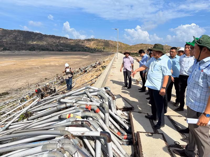 Hồ Ông Kinh, huyện Ninh Hải, tỉnh Ninh Thuận đã cạn hết nước. Hồ Ông Kinh, huyện Ninh Hải, tỉnh Ninh Thuận đã cạn hết nước.