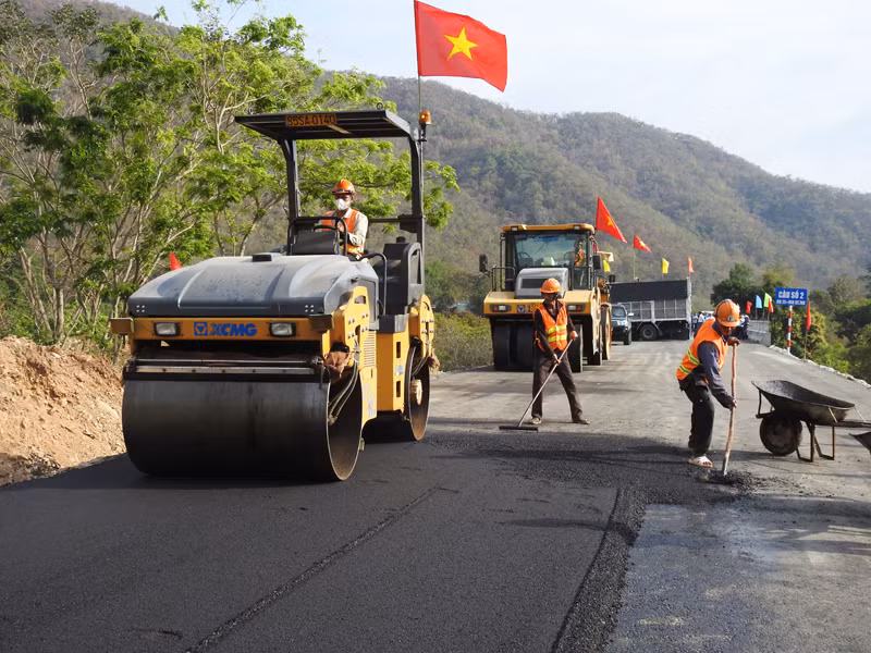 Ngay sau lễ ra quân đầu năm 2024, các đơn vị thi công triển khai các hạng mục còn lại của dự án thành phần hai, đoạn đường từ xã Ma Nới, huyện Ninh Sơn (Ninh Thuận) đến ngã tư Tà Năng, huyện Đức Trọng (Lâm Đồng) có chiều dài hơn 41km. Ngay sau lễ ra quân đầu năm 2024, các đơn vị thi công triển khai các hạng mục còn lại của dự án thành phần hai, đoạn đường từ xã Ma Nới, huyện Ninh Sơn (Ninh Thuận) đến ngã tư Tà Năng, huyện Đức Trọng (Lâm Đồng) có chiều dài hơn 41km.