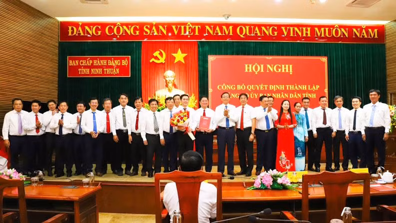 Bí thư Tỉnh ủy Ninh Thuận Nguyễn Đức Thanh trao quyết định thành lập Đảng bộ Ủy ban nhân dân tỉnh Ninh Thuận nhiệm kỳ 2020-2025. (Ảnh: NGUYỄN TRUNG) Bí thư Tỉnh ủy Ninh Thuận Nguyễn Đức Thanh trao quyết định thành lập Đảng bộ Ủy ban nhân dân tỉnh Ninh Thuận nhiệm kỳ 2020-2025. (Ảnh: NGUYỄN TRUNG)