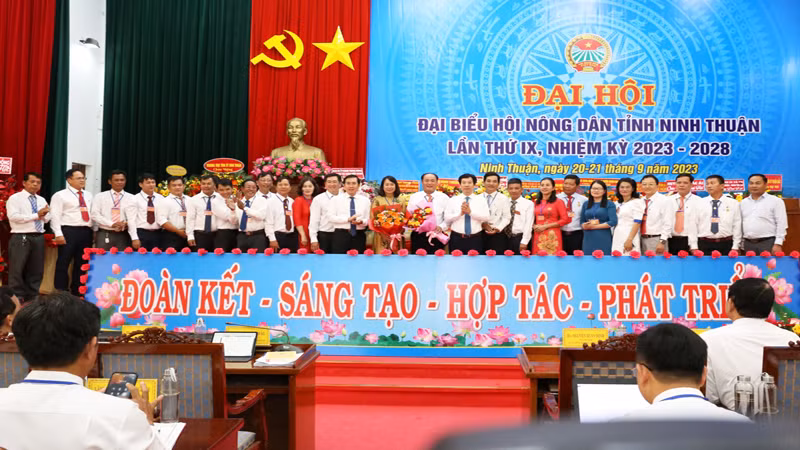 Ban Chấp hành Hội Nông dân tỉnh Ninh Thuận khóa 9, nhiệm kỳ 2023-2028 ra mắt tại Đại hội.