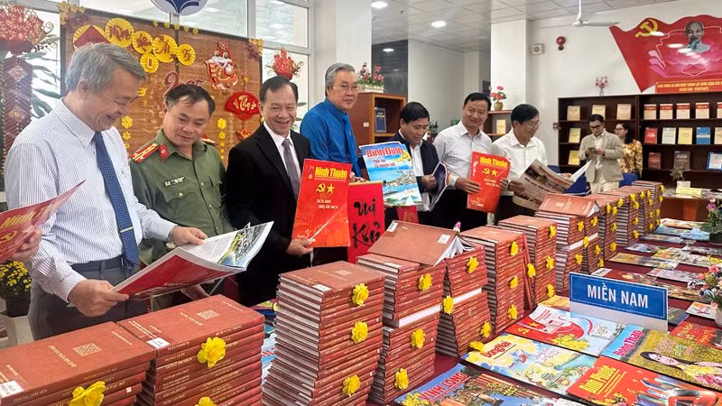 Đại biểu dự khai mạc Hội báo Xuân Ất Tỵ năm 2025 và độc giả tỉnh Ninh Thuận đọc các ấn phẩm báo chí cả nước được trưng bày. (Ảnh: NGUYỄN TRUNG)