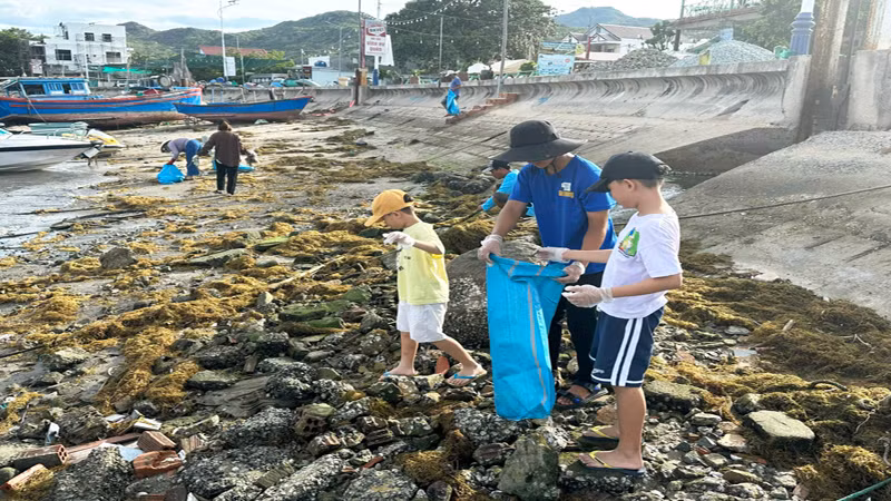 Các em học sinh tham gia thu gom rác thải vào những ngày cuối tuần. Các em học sinh tham gia thu gom rác thải vào những ngày cuối tuần.