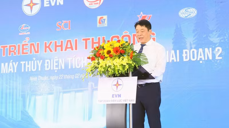 Tổng Giám đốc Tập đoàn Điện lực Việt Nam Nguyễn Anh Tuấn phát biểu tại buổi lễ. (Ảnh: NGUYỄN TRUNG)