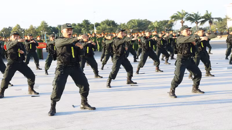 Lực lượng cán bộ, chiến sĩ biểu diễn võ thuật tại buổi lễ ra quân trấn áp tội phạm.