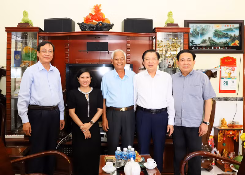 Trưởng Ban Nội chính Trung ương Phan Đình Trạc cùng thành viên Đoàn công tác và Bí thư Tỉnh ủy Ninh Thuận Nguyễn Đức Thanh đến thăm, chúc sức khỏe ông Trương Xuân Thìn, nguyên Bí thư Tỉnh ủy Ninh Thuận.