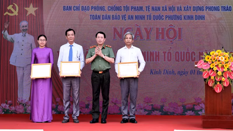 Trung tướng Lê Quốc Hùng, Ủy viên Trung ương Đảng, Thứ trưởng Công an, Trưởng Ban Chỉ đạo “Thực hiện phong trào toàn dân bảo vệ ANTQ” Trung ương tặng 20 triệu đồng cho chính quyền và nhân dân phường Kinh Dinh; trao tặng Bằng khen của Bộ Công an cho 1 tập thể, 2 cá nhân có thành tích xuất sắc trong công tác xây dựng phong trào và tổ chức Ngày hội Toàn dân bảo vệ ANTQ. Trung tướng Lê Quốc Hùng, Ủy viên Trung ương Đảng, Thứ trưởng Công an, Trưởng Ban Chỉ đạo “Thực hiện phong trào toàn dân bảo vệ ANTQ” Trung ương tặng 20 triệu đồng cho chính quyền và nhân dân phường Kinh Dinh; trao tặng Bằng khen của Bộ Công an cho 1 tập thể, 2 cá nhân có thành tích xuất sắc trong công tác xây dựng phong trào và tổ chức Ngày hội Toàn dân bảo vệ ANTQ.