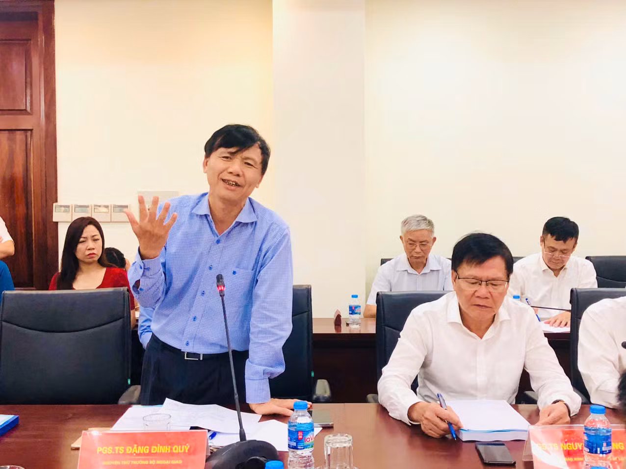 PGS, TS Đặng Đình Quý, nguyên Thứ trưởng Ngoại giao đóng góp ý kiến tại Hội thảo.