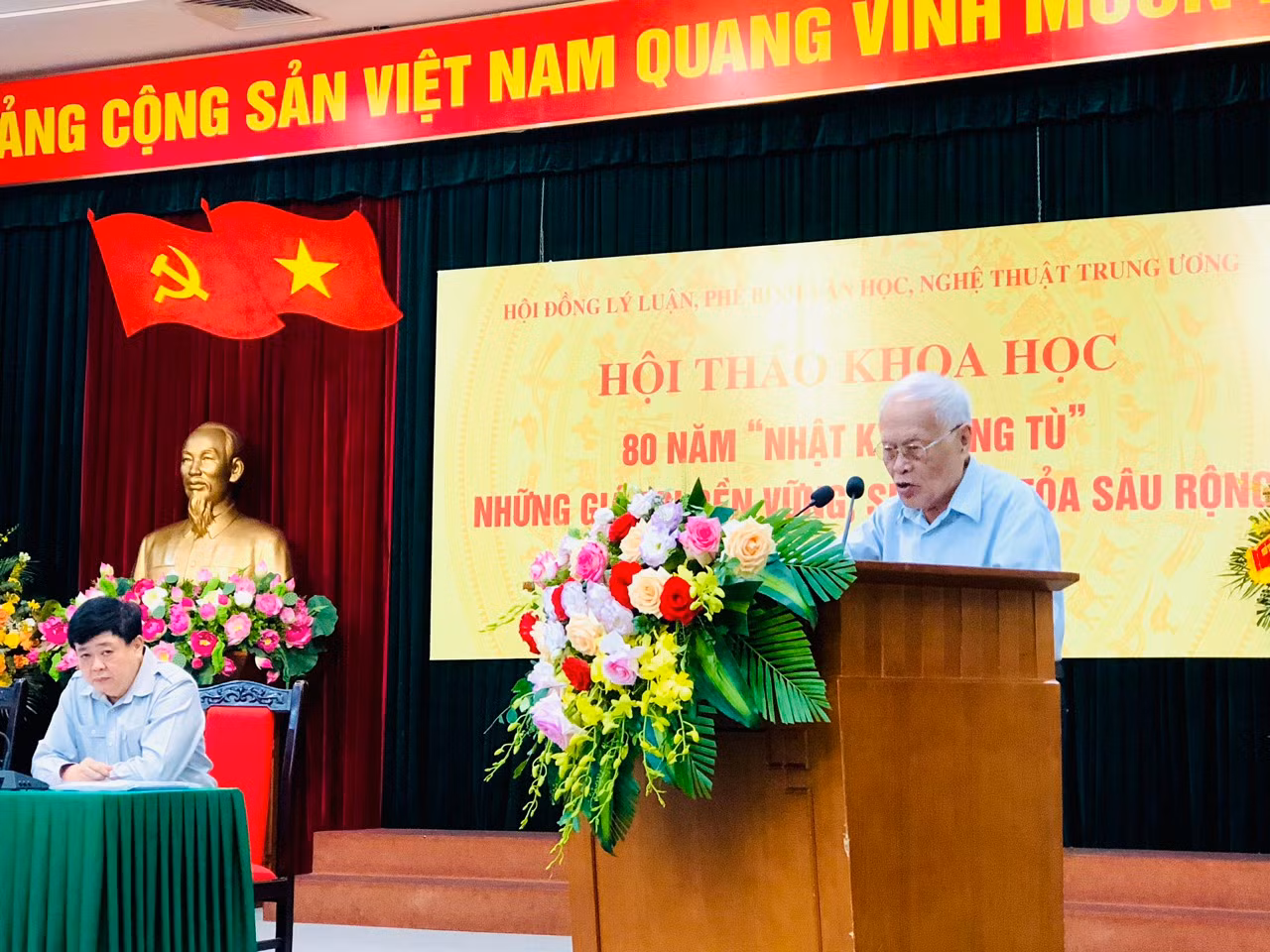 GS Phong Lê trình bày tham luận tại Hội thảo.