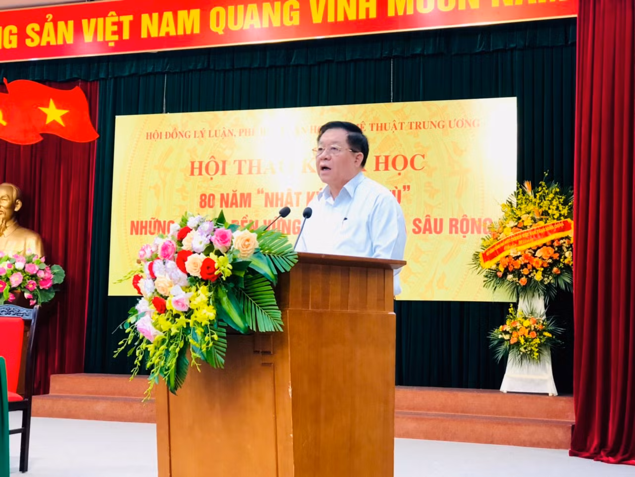 Đồng chí Nguyễn Trọng Nghĩa tổng kết và chỉ đạo Hội thảo