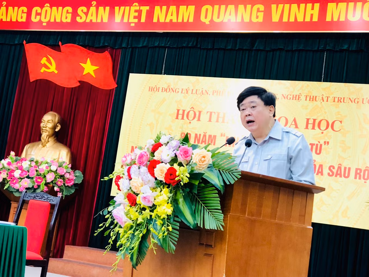 PGS, TS Nguyễn Thế Kỷ phát biểu khai mạc và đề dẫn Hội thảo.