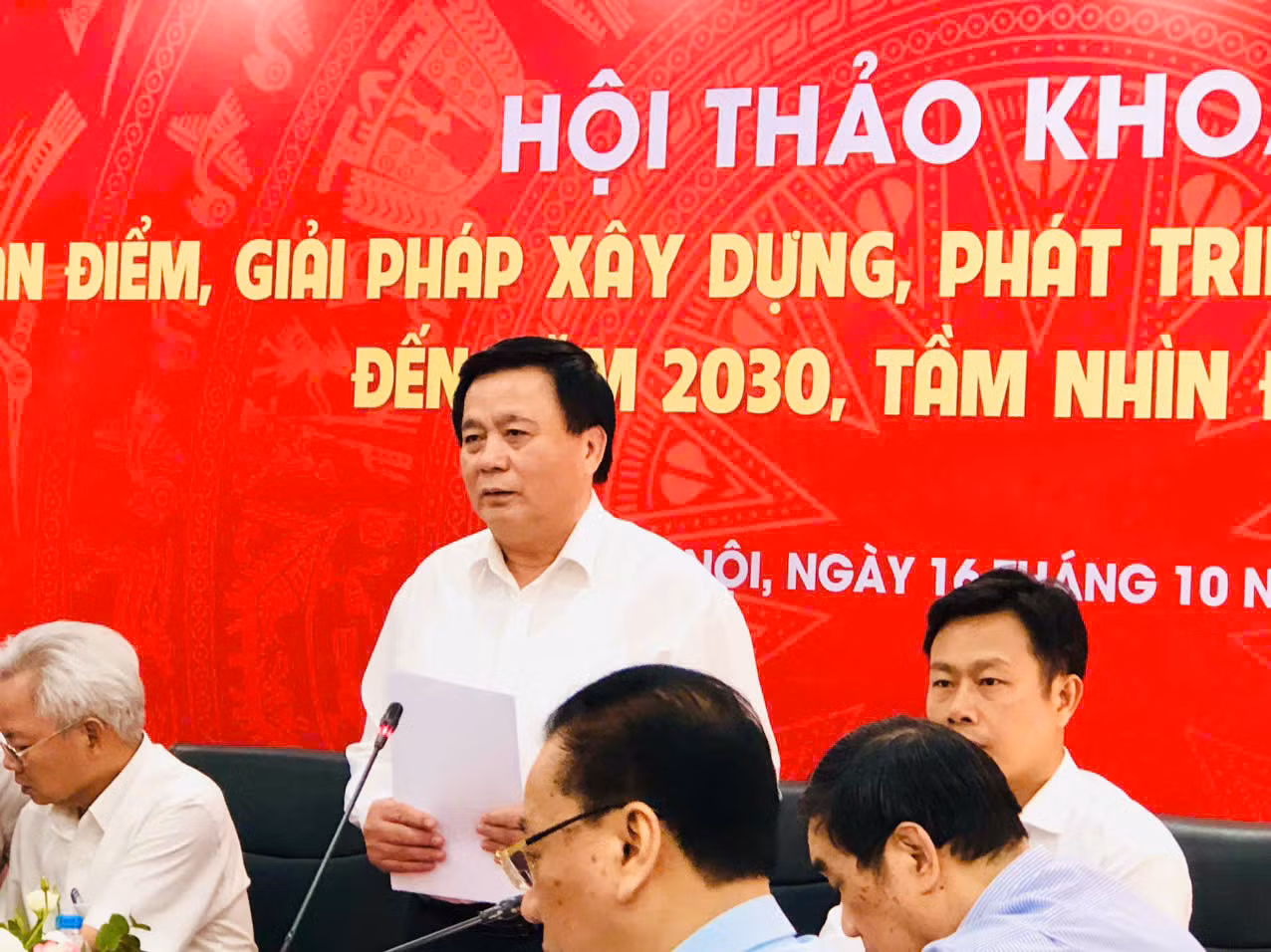 Đồng chí Nguyễn Xuân Thắng phát biểu khai mạc và định hướng Hội thảo.