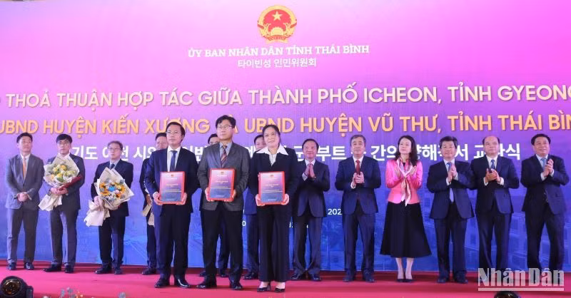 Ký thỏa thuận hợp tác giữa thành phố Icheon (Hàn Quốc) với huyện Vũ Thư, huyện Kiến Xương (tỉnh Thái Bình). Ký thỏa thuận hợp tác giữa thành phố Icheon (Hàn Quốc) với huyện Vũ Thư, huyện Kiến Xương (tỉnh Thái Bình).