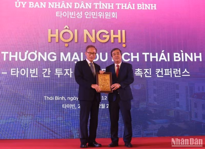 Bí thư Tỉnh ủy Thái Bình Ngô Đông Hải tặng quà lưu niệm cho ngài Lee Myung-bak, nguyên Tổng thống Đại Hàn dân Quốc. Bí thư Tỉnh ủy Thái Bình Ngô Đông Hải tặng quà lưu niệm cho ngài Lee Myung-bak, nguyên Tổng thống Đại Hàn dân Quốc.
