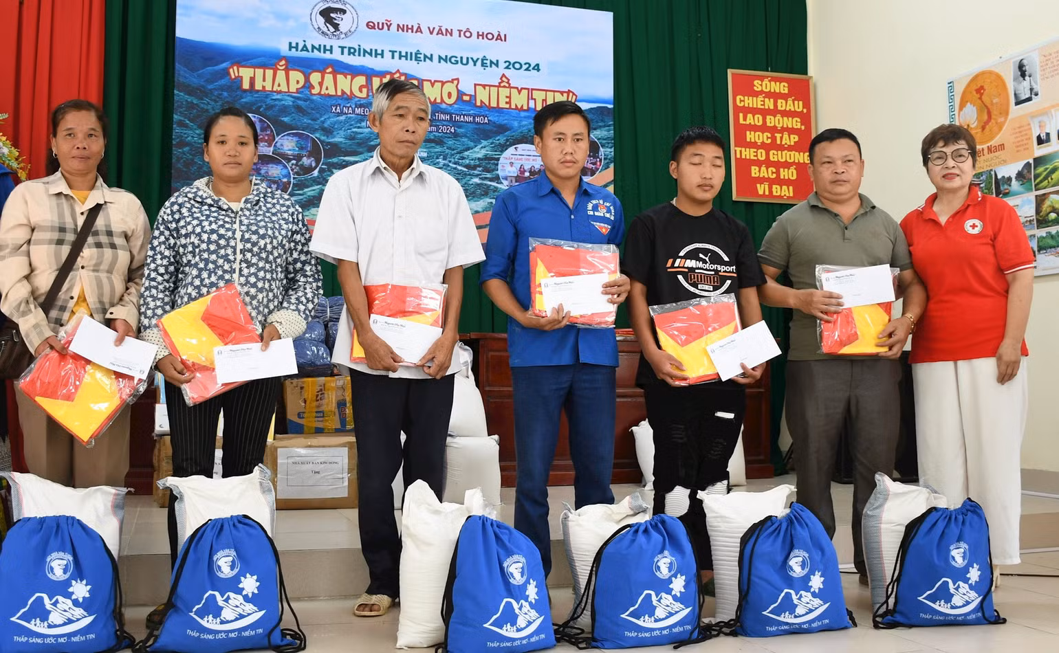 Những việc làm nhân ái giúp người nghèo bớt khó khăn. Ảnh VĂN HỌC Những việc làm nhân ái giúp người nghèo bớt khó khăn. Ảnh VĂN HỌC