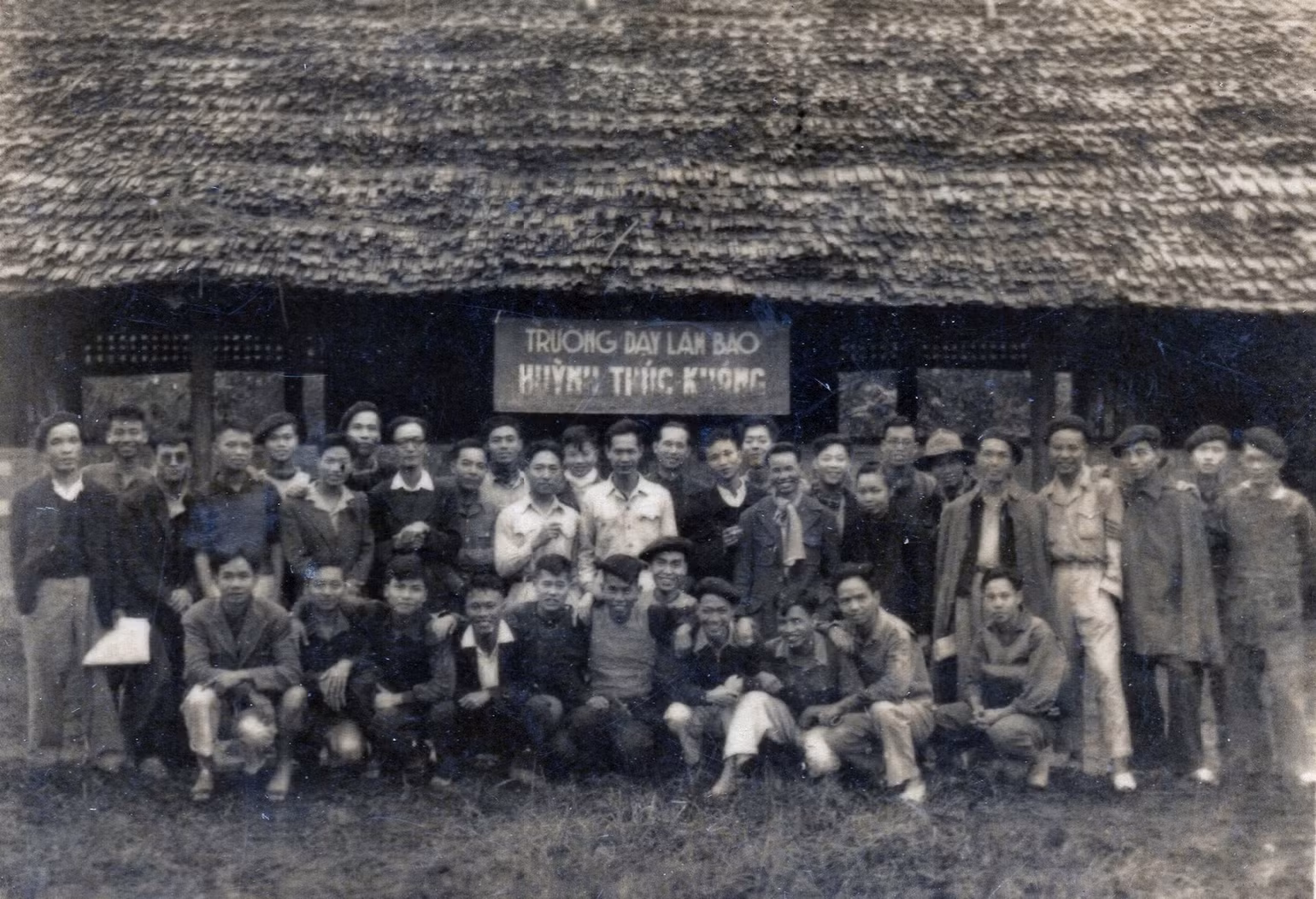 Lễ khai giảng Trường Dạy làm báo Huỳnh Thúc Kháng năm 1949. Nguồn: Bảo tàng Báo chí Việt Nam Lễ khai giảng Trường Dạy làm báo Huỳnh Thúc Kháng năm 1949. Nguồn: Bảo tàng Báo chí Việt Nam