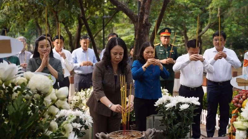 Phó Chủ tịch nước Võ Thị Ánh Xuân thắp hương tại phần mộ Liệt sĩ, Anh hùng Lực lượng vũ trang nhân dân Võ Thị Sáu.