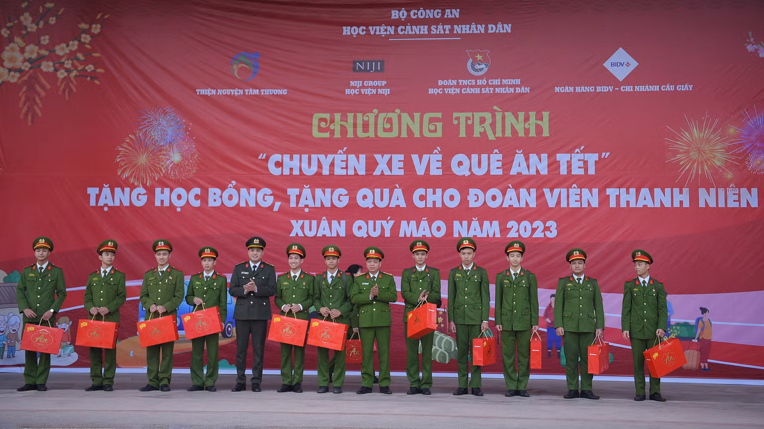 Phó Giám đốc Học viện Cảnh sát nhân dân Nguyễn Đăng Sáu và Trưởng Ban Thanh niên Công an nhân dân Đồng Đức Vũ trao quà tặng các sinh viên tại buổi lễ chia tay.