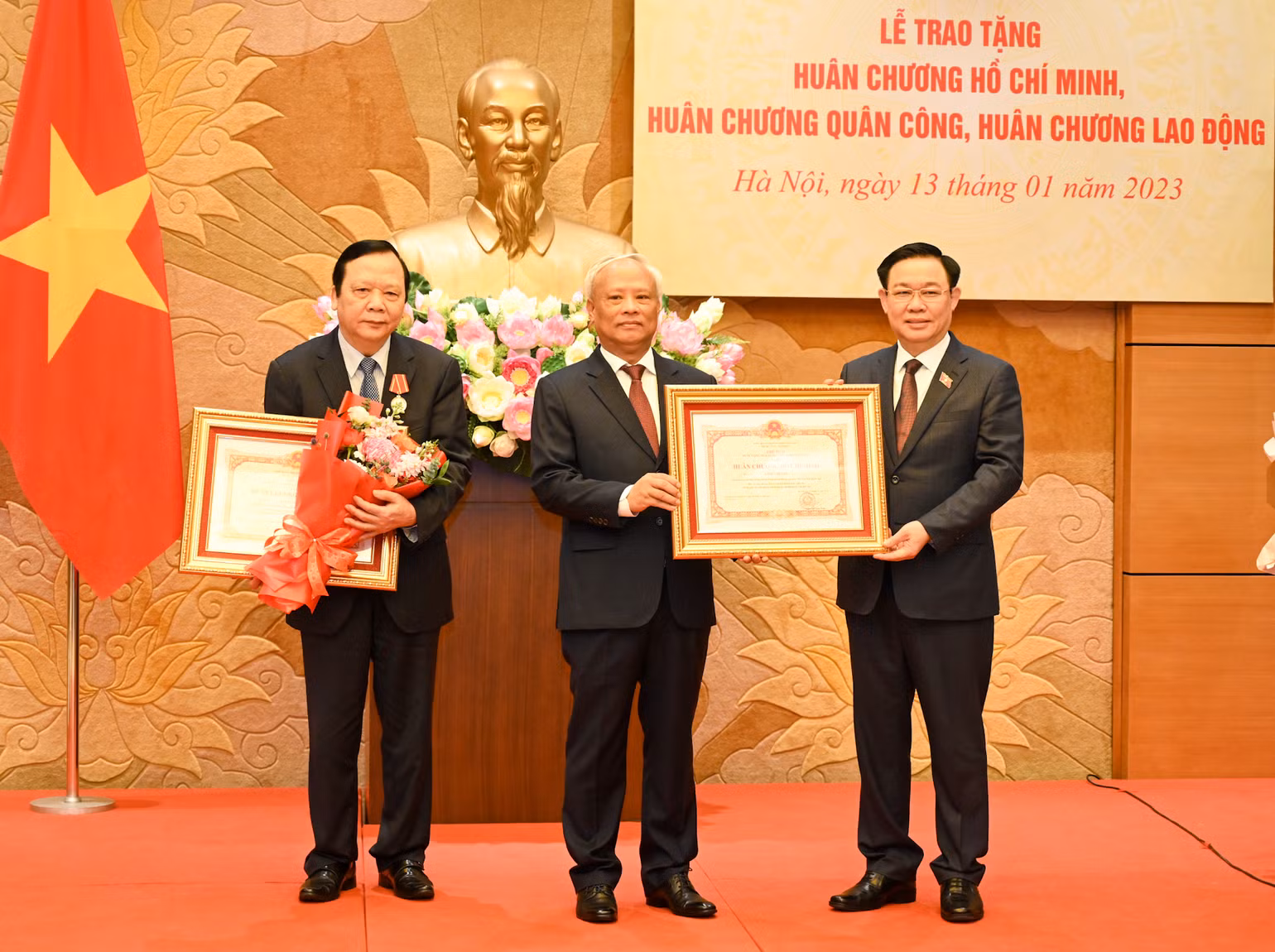 Chủ tịch Quốc hội Vương Đình Huệ trao Huân chương Hồ Chí Minh cho đồng chí Uông Chu Lưu. Chủ tịch Quốc hội Vương Đình Huệ trao Huân chương Hồ Chí Minh cho đồng chí Uông Chu Lưu.
