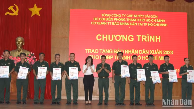 Tổng Công ty Cấp nước Sài Gòn tặng báo Xuân Nhân Dân Quý Mão cho Bộ đội Biên phòng Thành phố Hồ Chí Minh. (Ảnh: Thế Anh). Tổng Công ty Cấp nước Sài Gòn tặng báo Xuân Nhân Dân Quý Mão cho Bộ đội Biên phòng Thành phố Hồ Chí Minh. (Ảnh: Thế Anh).