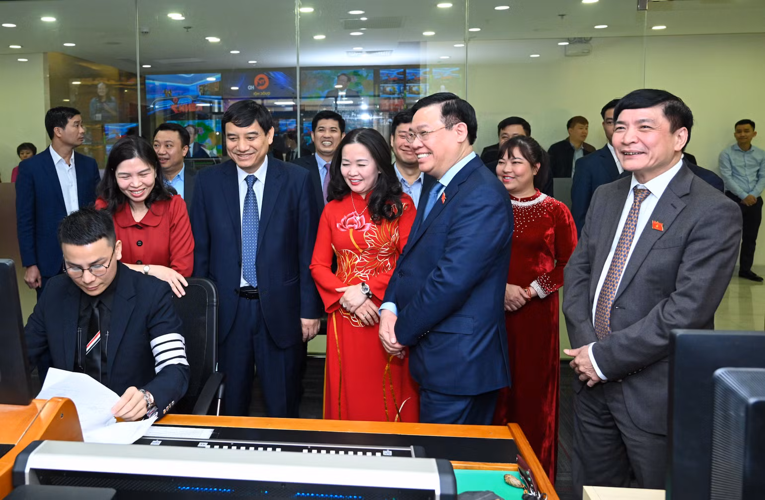 Chủ tịch Quốc hội Vương Đình Huệ và các đại biểu thăm Truyền hình Quốc hội Việt Nam.