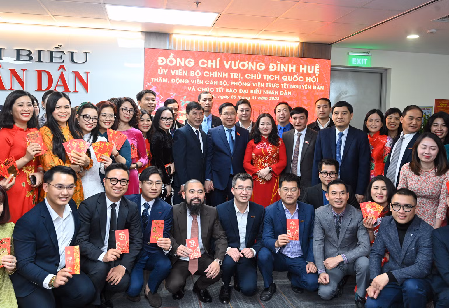 Chủ tịch Quốc hội Vương Đình Huệ với cán bộ, phóng viên báo Đại biểu Nhân dân.