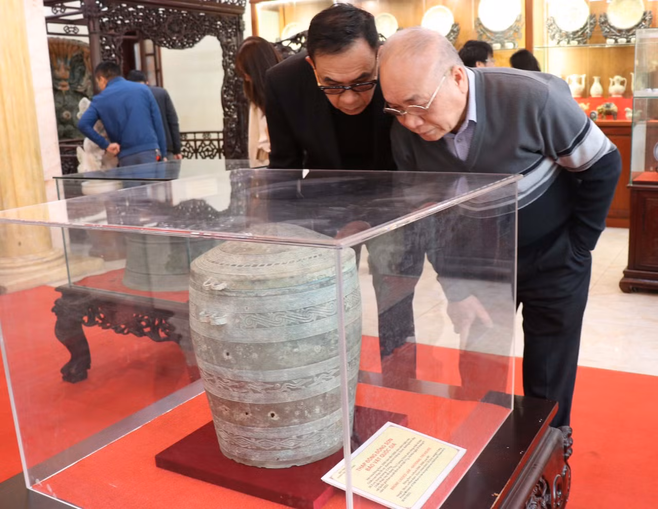 Khách tham quan chiêm ngưỡng bảo vật.