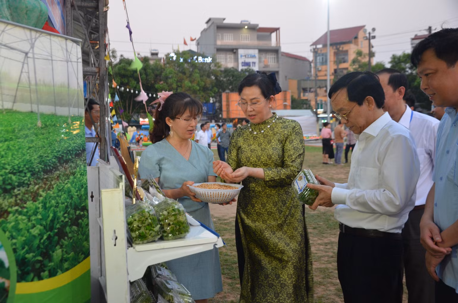 Đồng chí Lê Thị Thủy, Ủy viên Trung ương Đảng, Bí thư Tỉnh ủy Hà Nam tham quan các gian hàng.