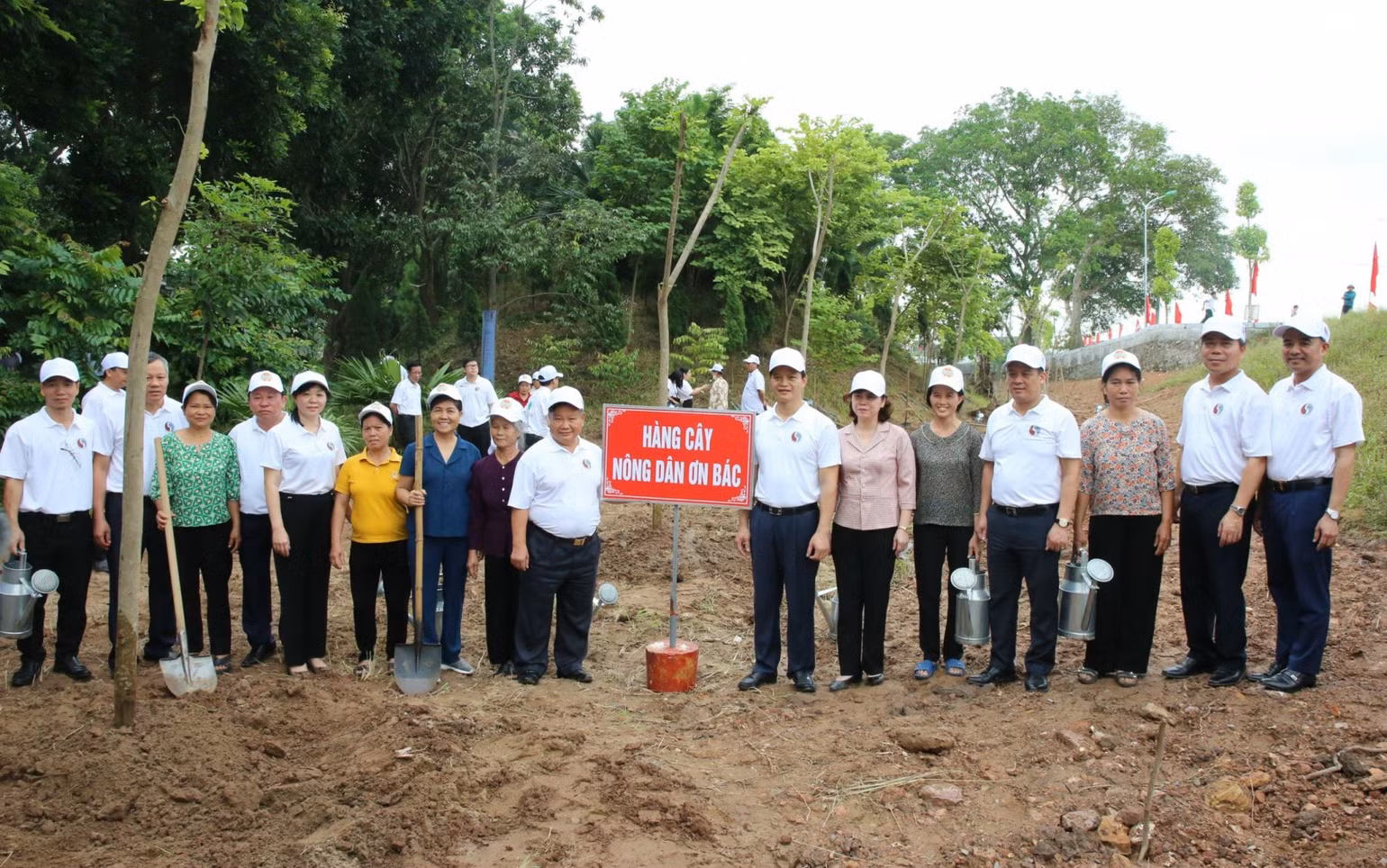 Các đại biểu trồng cây hưởng ứng trong khuôn viên Khu di tích Lăng và Đền thờ Kinh Dương Vương.