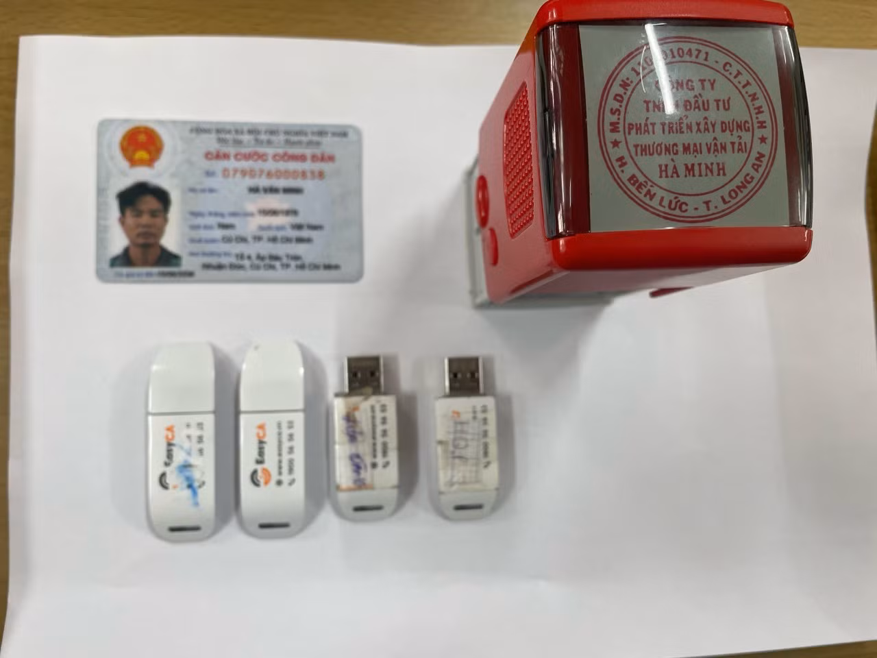 Các vật chứng thu thập được của bị can Trần Anh Tài.