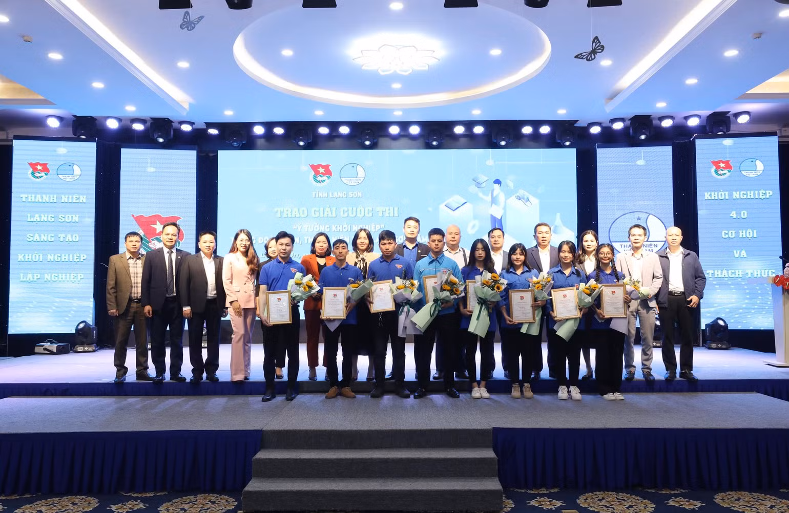 Trao Giải cuộc thi “Ý tưởng khởi nghiệp” cho tác giả và nhóm tác giả tại cuộc thi. Trao Giải cuộc thi “Ý tưởng khởi nghiệp” cho tác giả và nhóm tác giả tại cuộc thi.
