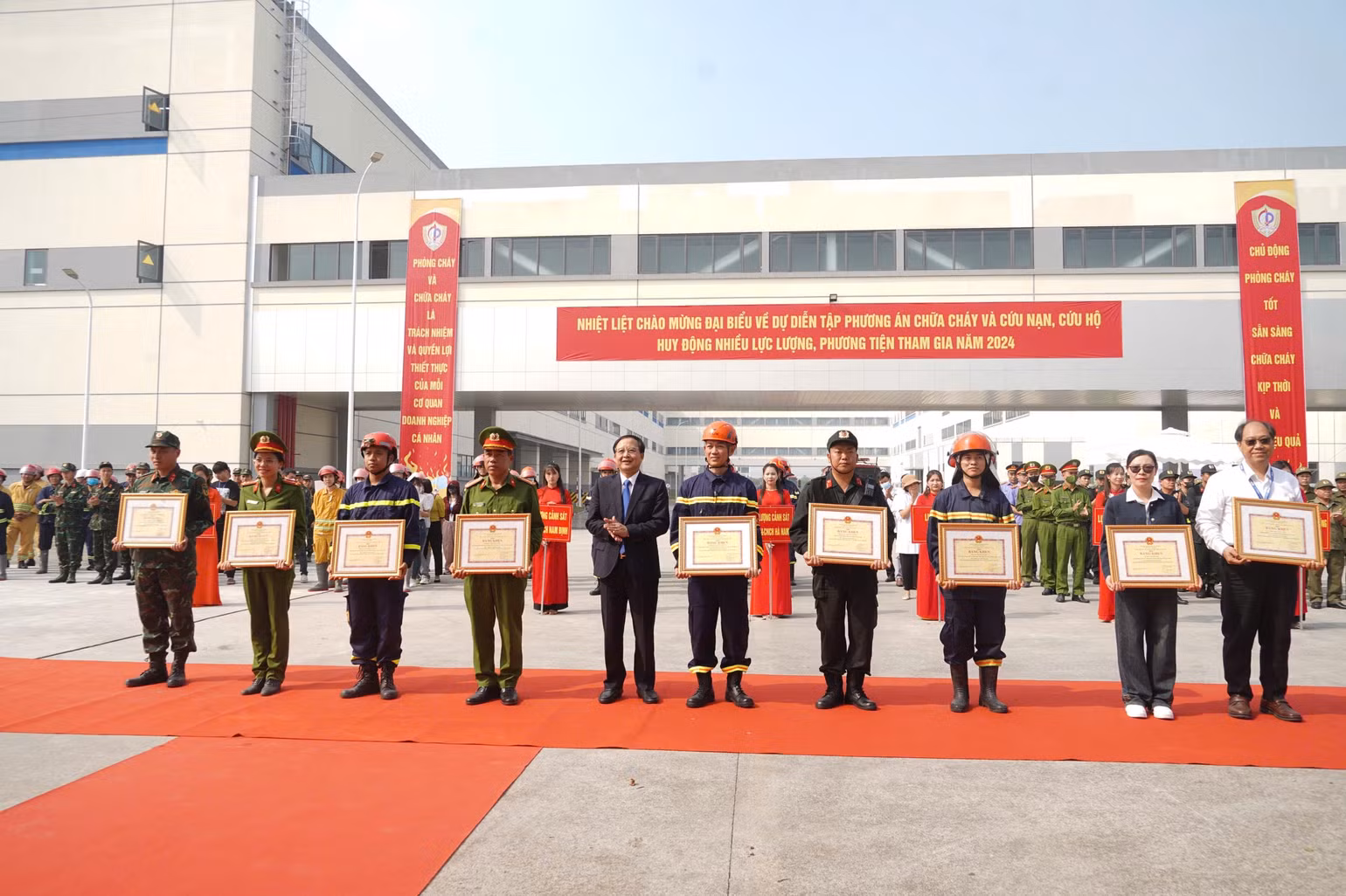Đồng chí Nguyễn Đức Vượng, Phó Chủ tịch UBND tỉnh tặng Bằng khen của Chủ tịch UBND tỉnh cho các tập thể, cá nhân tiêu biểu trong tham mưu, triển khai thực hiện diễn tập. (Ảnh: Nguyễn Khánh) Đồng chí Nguyễn Đức Vượng, Phó Chủ tịch UBND tỉnh tặng Bằng khen của Chủ tịch UBND tỉnh cho các tập thể, cá nhân tiêu biểu trong tham mưu, triển khai thực hiện diễn tập. (Ảnh: Nguyễn Khánh)