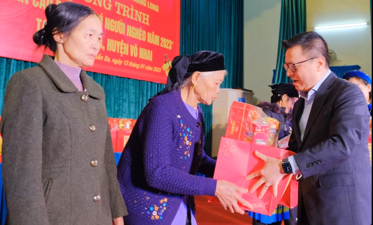 Đồng chí Lê Quốc Minh tặng quà đại diện hộ nghèo xã Thần Sa. Đồng chí Lê Quốc Minh tặng quà đại diện hộ nghèo xã Thần Sa.